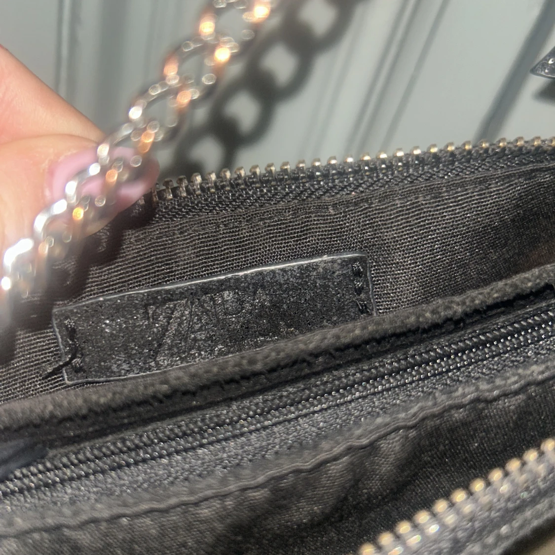 Svart axelväska med kedja från Zara - 4