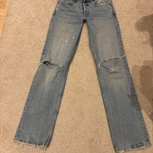 Blå jeans från Zara - Snygga jeans med slitningar från Zara. De ör omsydda till low waist och blev då för små så därför säljer jag dem. De ör en st 34 men är ju numera mindre än det
