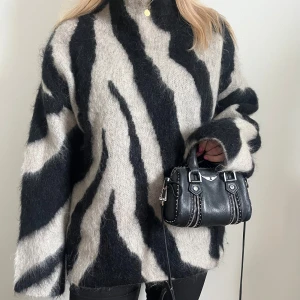 H&M stickad tröja - Populär slutsåld zebra tröja från H&M, storlek M men upplevs stor i storlek 🖤 Ny! 599kr