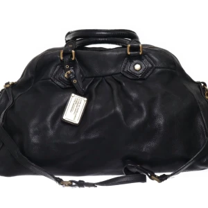 Svart skinnväska från Marc Jacobs - Snygg svart skinnväska med gulddetaljer från Marc Jacobs💓💓