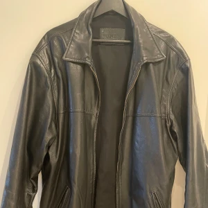 Svart skinnjacka från Daniel - Jackan har hål i ena fickan men det är på insidan och syns inte på. Storlek L