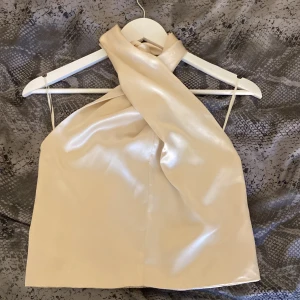 Satin topp från Bikbok - Helt ny satin topp i champagne färg från Bikbok , aldrig använt 💕