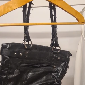 trasig skinnväska - Väskan är ganska trasig, tror den är från h&m men är inte säker.