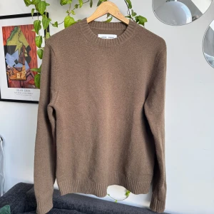 Brun stickad tröja från Samsøe Samsøe - Säljer denna bruna stickade tröja från Samsoe Samsoe. Fint skick.