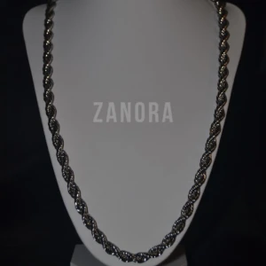 ZANORA | 7MM 60CM | CORDELL SILVER-TONED STAINLESS STEEL NECKLACE |  - ZANORA Cordell Silver-Toned Stainless Steel Necklace, 7 mm brett och 60 cm långt, erbjuder en stilren design i hållbart rostfritt stål. Den silvertonade ytan ger ett elegant och tidlöst uttryck som passar både vardag och fest. ZANORA, grundat 2024, skapar smycken som kombinerar funktion och stil. Har du några frågor? Tveka inte att kontakta oss! Följ oss på sociala medier: Instagram: @Zanora.Store TikTok: @Zanora.store