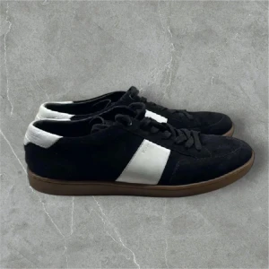 YSL sneakers - Tja! Säljer nu mina feta YSL SL10 sneakers pågrund av att de är för stora  för mig! Väldigt sällsynta skor som är i extremt bra skick, använt få tal gånger. Storlek 44.5 kan passa upp till 45. DM om ni har fler frågor! Priset är inte hugget i sten ! 