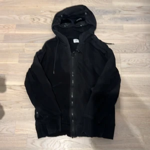 Svart huvtröja från C.P. Company - Säljer denna snygga zip hoodie pga att den är lite för liten. Kan sänka pris vid snabb affär🔥🙌