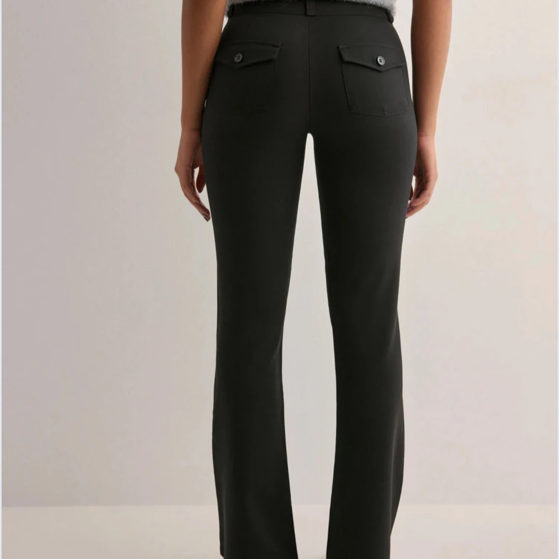 Svarta kostymbyxor med bootcut - 1