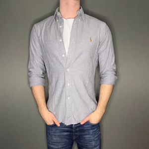 Ralph lauren skjorta - Hej säljer nu min fina Ralph Lauren skjorta i storlek M. Den är i nyskick och kommer vara otroligt snygg nu i vår och framåt sommaren. Nypris cirka 1600kr! Vi kommer att sälja liknande produkter nu närmare våren så glöm inte följa profilen!🌊🍾