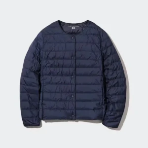 Mörkblå dunjacka från Uniqlo - Säljer en stilren mörkblå dunjacka från Uniqlo. Jackan har en normal passform med långa ärmar och knappar framtill. Perfekt till våren med sin lätta och bekväma design. Nypris 759 kr. Pris går att diskutera❣️