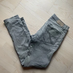 Tiger of Sweden ”Pistolero” - Ett par jeans ifrån tiger of Sweden i modellen ”pistolero”. Nypris på dessa sjukt snygga jeans ligger på 1799kr vilket gör det här till en sjukt bra deal! Jeansen är i storlek 30/32 och passar tts. Om ni har frågor eller funderingar är det bara att höra av sig!