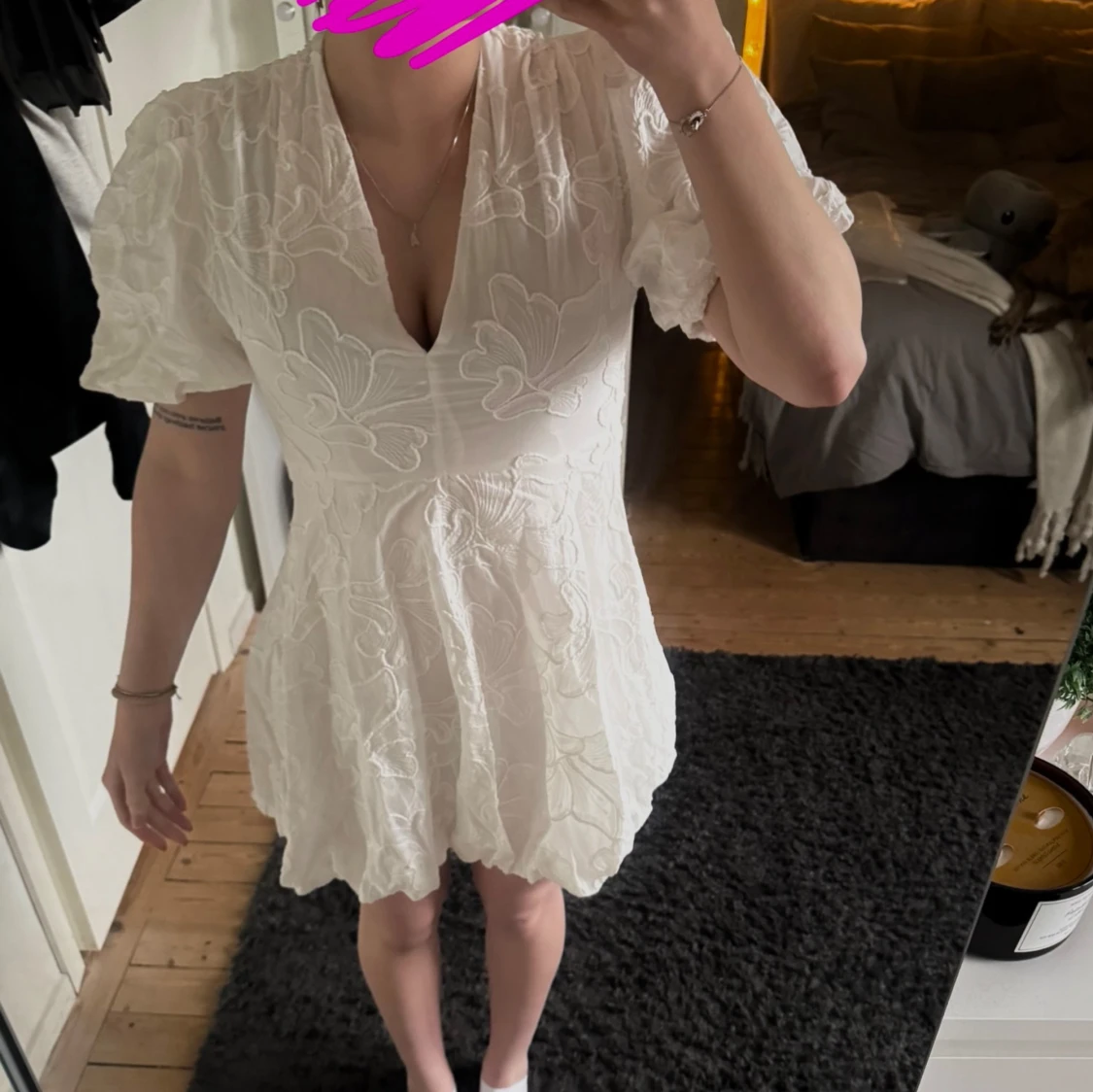 Vit studentklänning med puffärmar