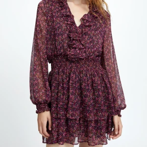 Zara klänning - Volang klänning med blommönster, aldrig använd. Prislapp kvar! Storlek xs. Nypris 559kr!!