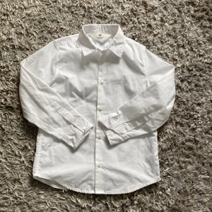 Vit skjorta med knappar  - Säljer en vit skjorta med knappar skriv om önskningar av prissänkning 