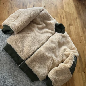 Teddy jacka/ bomberjacka - Bomber/teddy jacka som går att vända ut och in och använda åt båda hållen🥰 jätte bra skick, lite stor i storleken