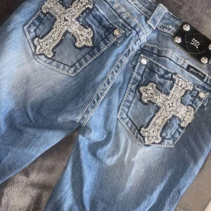 Miss me jeans  - Midjemåt rakt över: 38cm Innerbenslängd:80cm Mått över låret rakt över:20cm Säljer dessa jeans åt min vän eftersom dom aldrig kommer till användning. Dom är jätte fina och i bra skick. Dom är insydda två centimeter i midjan och även sydda bootcut nere vid benen. Dom är sydda professionellt därför ser man inget fel på jeansen. 