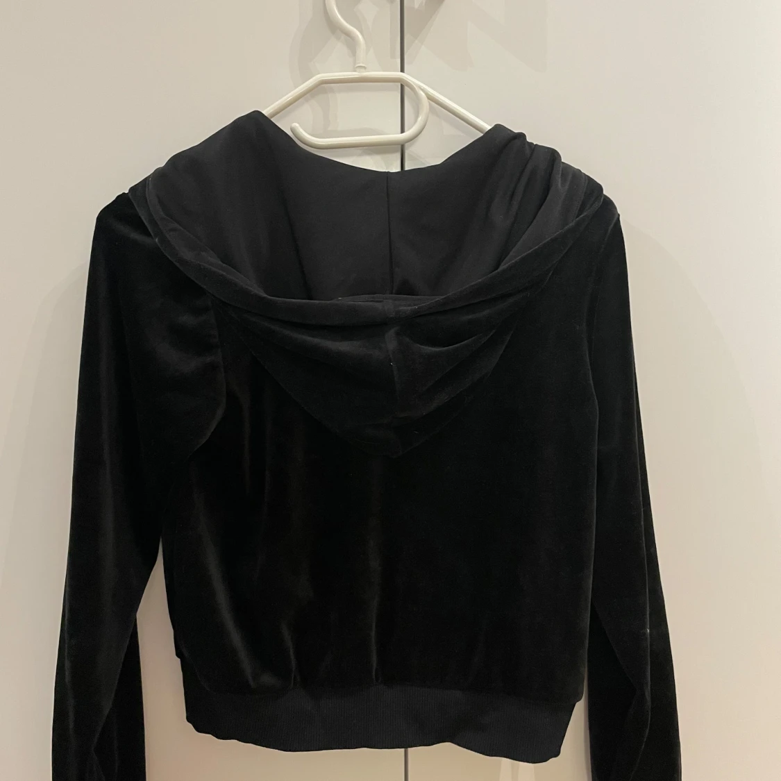 Svart hoodie från Kappahl - 2