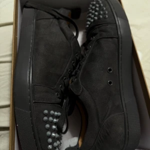 Louboutin  - säljer mina gråa Louboutin sneakers i storlek 43. Skorna är lite använda men syns knappt och i fint skick. Kvitto finns! Perfekta för dig som vill ha stil och kvalitet till ett bra pris.