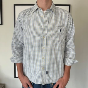 Ralph Lauren Skjorta - En riktigt snygg rutig skjorta från Ralph Lauren i vitt, gult och blått. Står att det är en M, men enligt mig sitter den som en S. Finns inga defekter eller något. Pris går alltid att diskutera 🌟