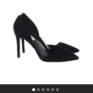 Svarta klackar  - Fina svarta klackar från Nelly (köpta på sellpy) de passade tyvärr inte som önskad så Aldrig använda från min del