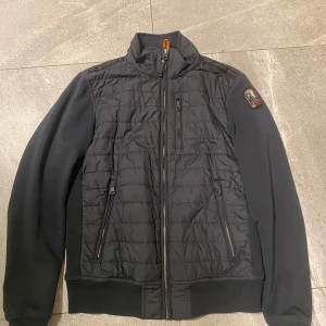 Parajumper cardigan  - Säljer min helt nya parajumper cardigan då den va lite för tajt för mig.