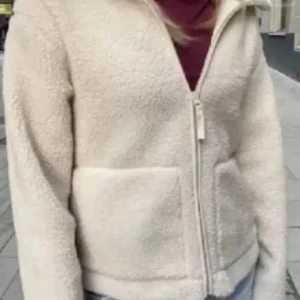 Snygg jacka i pile hm🙌🏻 - Jättetrendig jacka från hm som endast använts fåtal gånger!💗 Helt slutsåld på hemsidan!