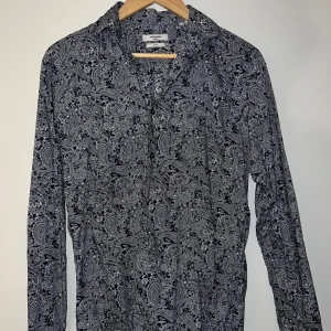 Jack & Jones - skjorta - Jack & Jones - skjorta strl S Slimfit Använd, cond 9/10 Nypris 499:- Mitt pris 150:-