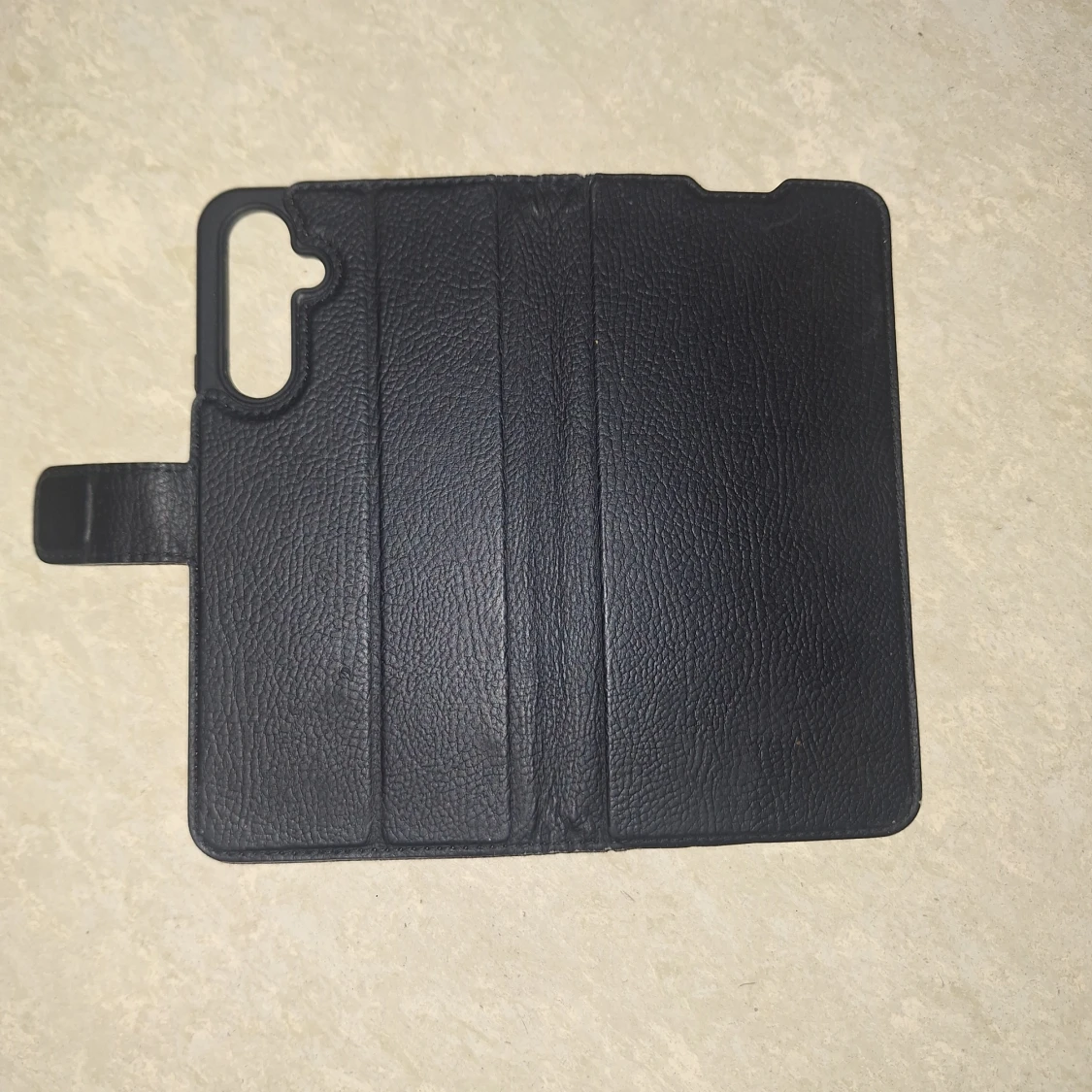 Svart mobilfodral med kortfack - 1