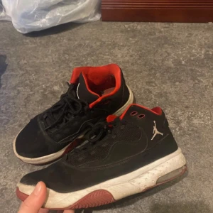 Jordans - Säljer mina jordans i storlek 38,5, har försökt ta hand om de väl, de är i ett fint skick men på högra hålet finns det en repa/hål, har lagt ut bild på den. Annars är de jättefina😊 De ä köpte för ungefär 1200kr