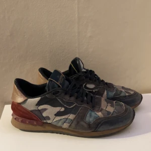 Valentino Rockrunners - Tja säljer nu mina galet feta valentino rockrunners! Dom är använda, men har mycket kvar att ge! Inga defekter förutom att dom e smutsiga. Mockan är även skadad. Storlek 49 men passar 41! Vid frågor tveka inte att höra av dig! Kan mötas upp i Stcokholm.