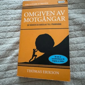 Omgiven av motgångar - Boken 'Omgiven av motgångar' av Thomas Erikson handlar om att vända bakslag till framgång. Den är en ny bok av författaren till 'Omgiven av idioter'. Perfekt för den som vill lära sig hantera motgångar och se ljuset i tunneln.