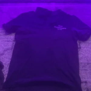 Mörkblå t-shirt från Peak Performance - Säljer en mörkblå piké från Peak Performance med broderad logga på bröstet. Perfekt för en sportig look. Storlek 160.