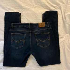 Morris jeans - Snygga mörkblå jeansbyxor från Morris. Modellen är Steve Satin Jeans. Storlek W34 L32. Mycket bra skick endast använda 2-3 gånger