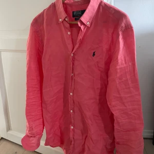 Ralph Lauren linneskjorta  - Rosa linneskjorta från Ralph Lauren, strl L Slim fit. 