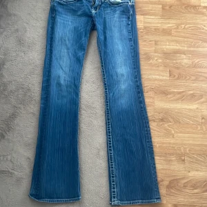 Big Star Sweet bootcut jeans blå - Snygga blå jeans från Big Star, modell Sweet Ultra-Low Rise. Dem är perfekta för hösten med snygga bakfickor, väldigt lågmidjade med så snygg färg och sitter så fina på kroppen. Säljer dem pga ingen användning. Köpte dem i Usa och använt dem 1 gång. Pris går att diskuteras💓💓