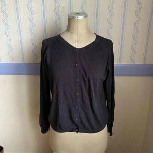 Svart kofta från Åhléns - Simpel kofta från Åhléns.  Använd sparsamt 🩷