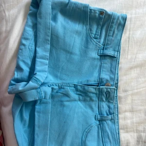  lowwaist shorts  - lowwaist shorts, skit snygga!! Perfekt nu på sommaren!! Säljer då jag har för mycket kläder. De är från Gina men vintage, gå inte att få tag på längre eftersom det är en äldre modell 