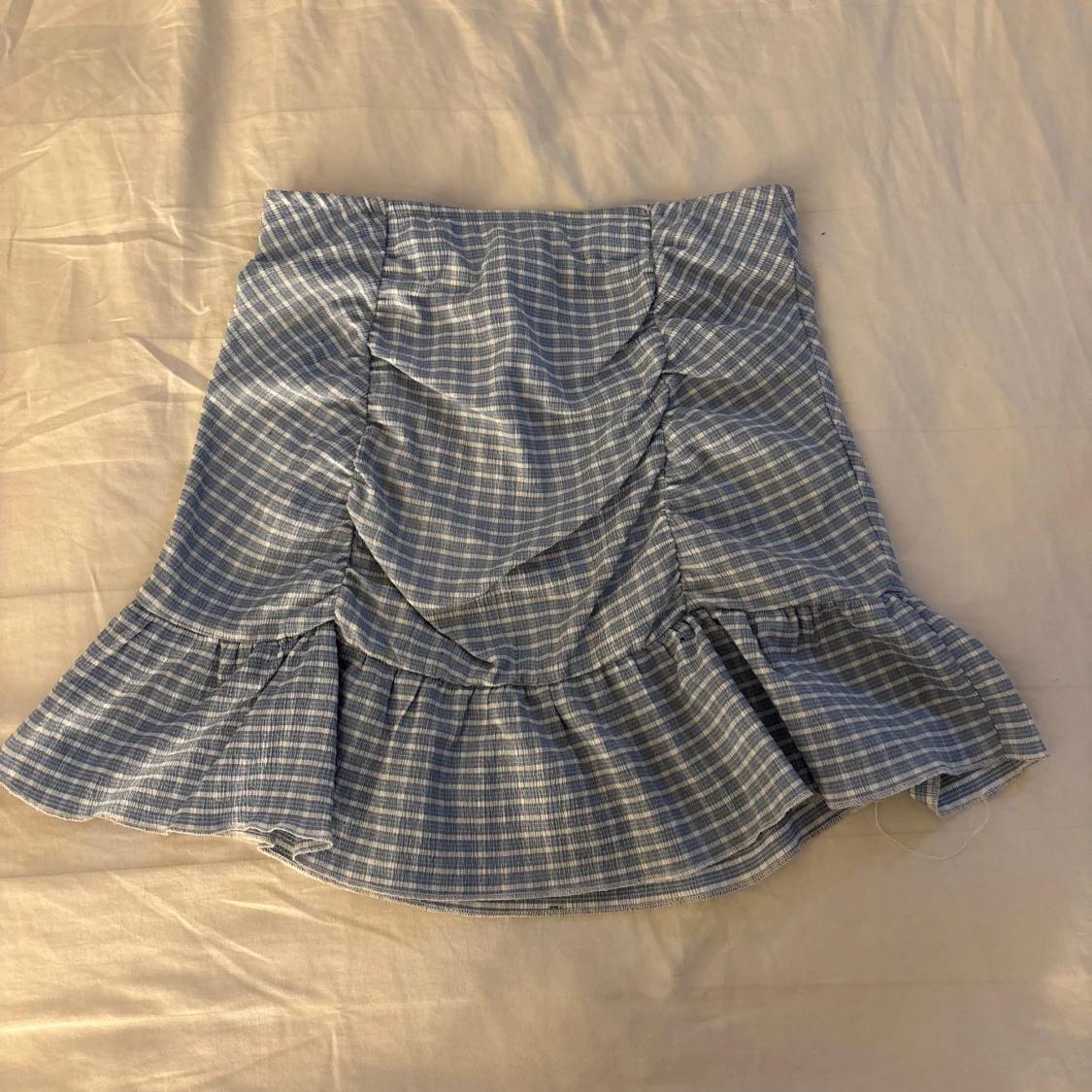 Blå rutig volangkjol från Gina Tricot - 2