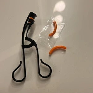 LH cosmetic fransböjare  - LH fransböjare medföljer 2 nya till ögonfransböjaren. Säljer då jag använder fransar just nu 