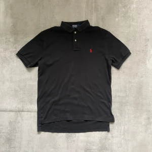 Svart Polo Ralph Lauren pike  - Jag Säljer en fet pike från Polo Ralph Lauren| skicket på tröjan är bra 8/10 | storlek M | ny pris 2000: mitt pris är 349 | skriv vid frågor och funderingar     12  