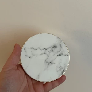 QI charger - Ideal of Sweden - Säljer denna laddplatta från Ideal of Sweden. Fungerar som den ska. En laddsladd för att ladda plattan medföljer. Krävs en USB adapter till sladden, den medföljer ej.