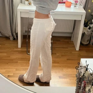 Linnebyxor brandy  - Brandy Melville linnebyxor✨ one size  De är så fina och sköna. Säljer endast för att jag har ett par liknande byxor. (De är inte strukna på bilderna där jag har på mig de men bilderna där endast byxorna syns, kan man se hur de ser ut i färg och kvalité)