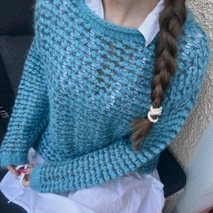 Blå stickad tröja  - Säljer denna fina blp/gråsvarta grovstickad tröja från Frapp i storlek 38. Perfekt att slänga över en klänning🦋