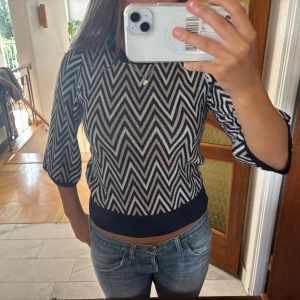 Mönstrad stickad tröja med trekvartsärm - Säljer en snygg stickad tröja med blå glittrigt sicksackmönster och trekvartsärmar. 