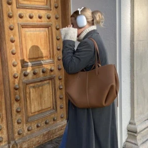 Polene cyme bag - Jättefin Polene Cyme bag. Den är i den stora modellen i färgen Camel. Låda och dustbag tillkommer. ÄKTA. Skriv om fler bilder behövs eller om du har frågor! Liten neccesär finns i väskan. Kan tänka mig sänka pris vid en snabb affär!