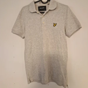 Ljusgrå pikétröja från Lyle & Scott - Kom med förslag!😁