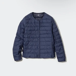 Mörkblå dunjacka från Uniqlo -  mörkblå, tunn och quiltad dunjacka från Uniqlo🌟🌟🌟storlek L men passar som en s tillomed xs!!