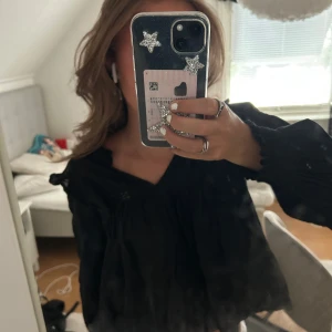 Svart blus - Svart långärmad blus från Gina Young i storlek 158/164!!