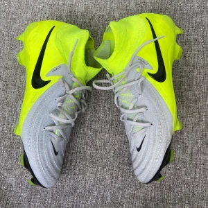 Nike fotbollsskor gul/grå strl 44 - Har använt den 1 gång