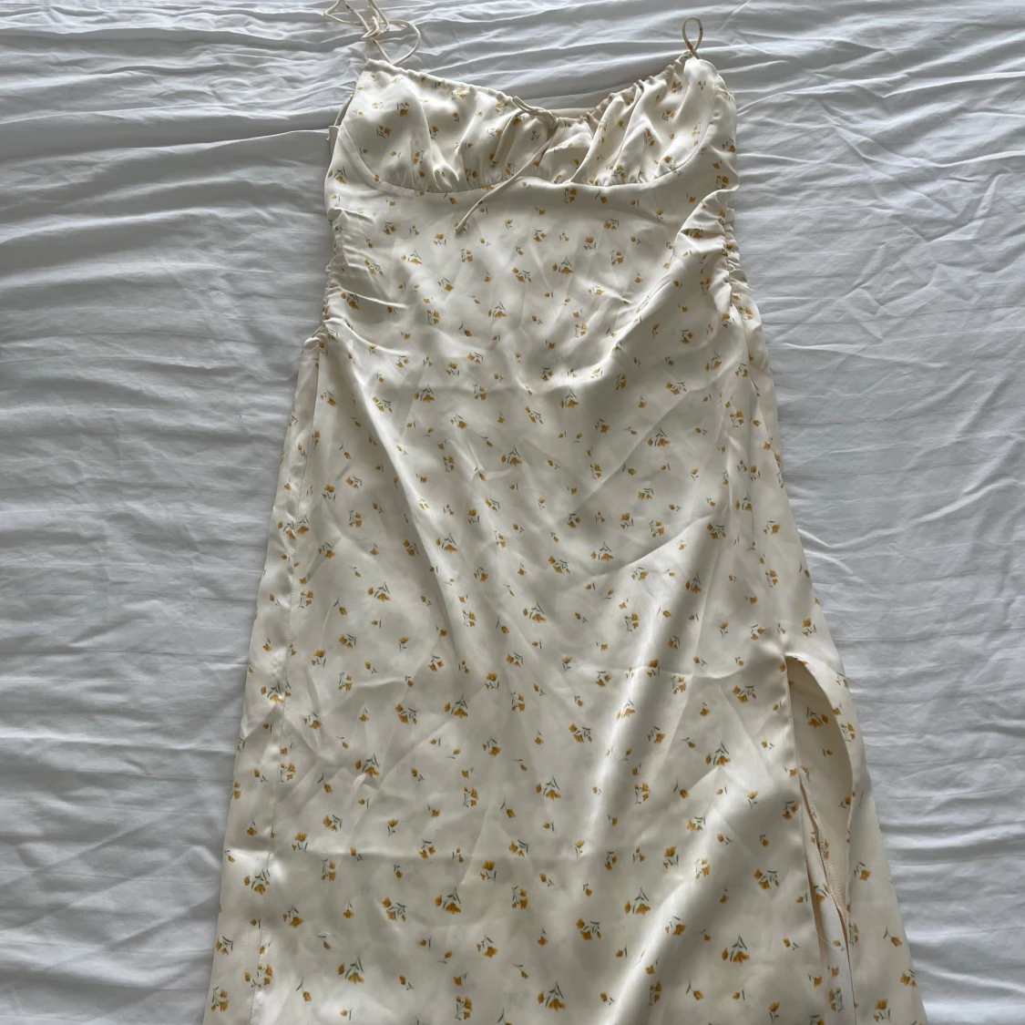 Ljusblommig långklänning med slits - 2